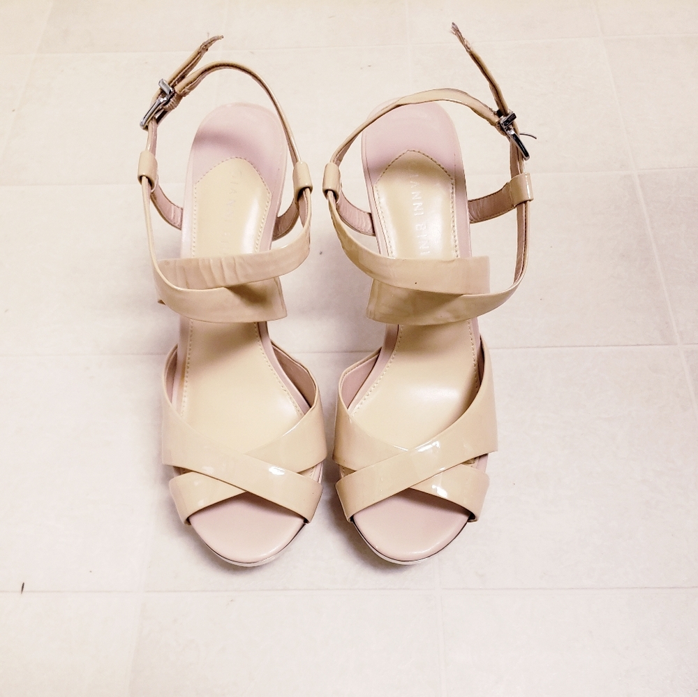 Like new 9.5 Gianni Bini platform heels